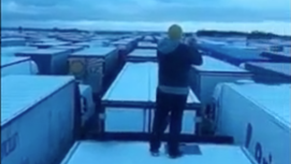 Una marea de camiones españoles atrapados en el Reino Unido en Nochebuena por el nuevo coronavirus