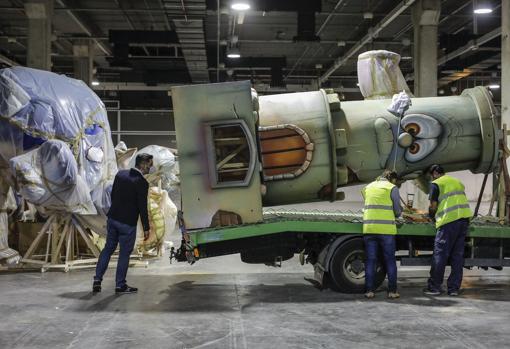 Imagen del traslado de los monumentos a Feria Valencia