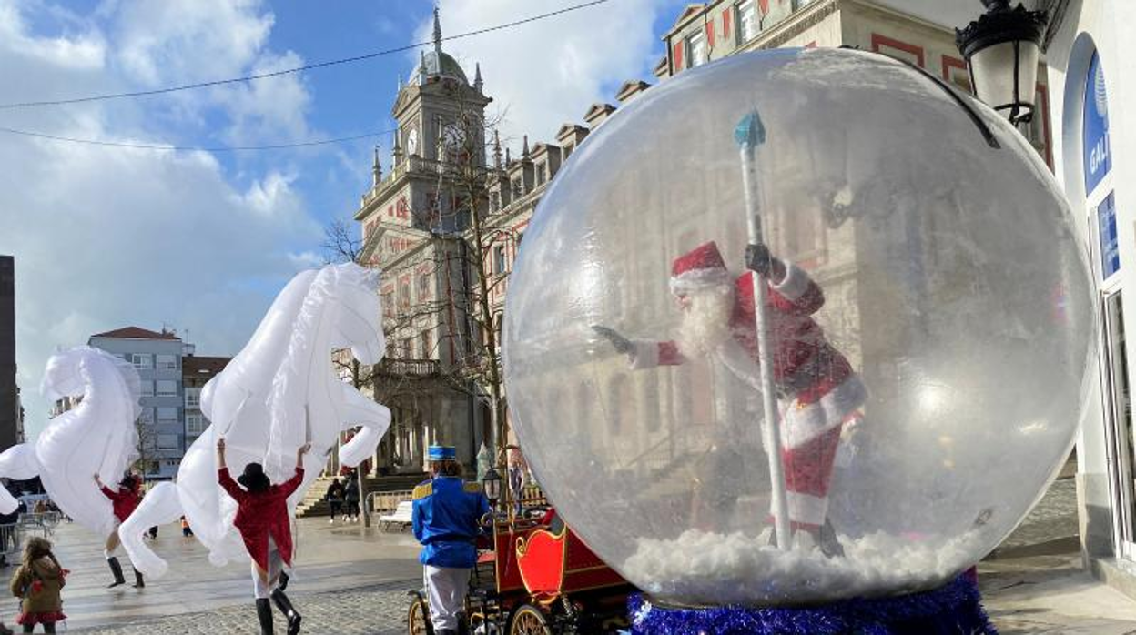 Un Papa Noel, en una bola de plástico en Ferrol