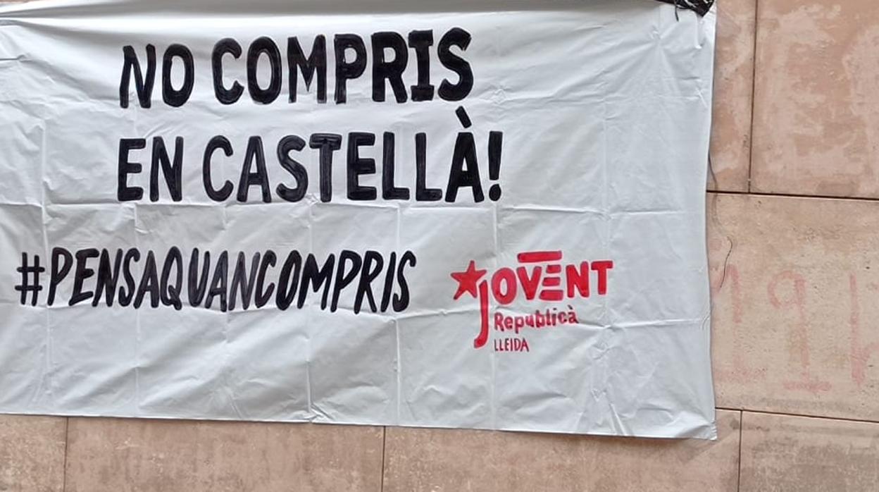 Una de las pancartas en las que puede leerse «No compres en castellano»