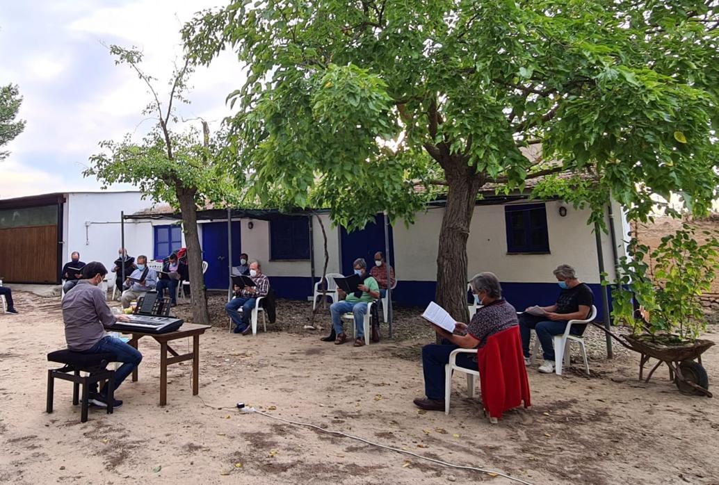 El coro ensayando el pasado verano en el jardín de una casa de campo de uno de sus componentes