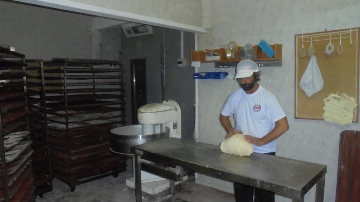 El panadero, fotografiado por su mujer en la tahona este sábado por la noche