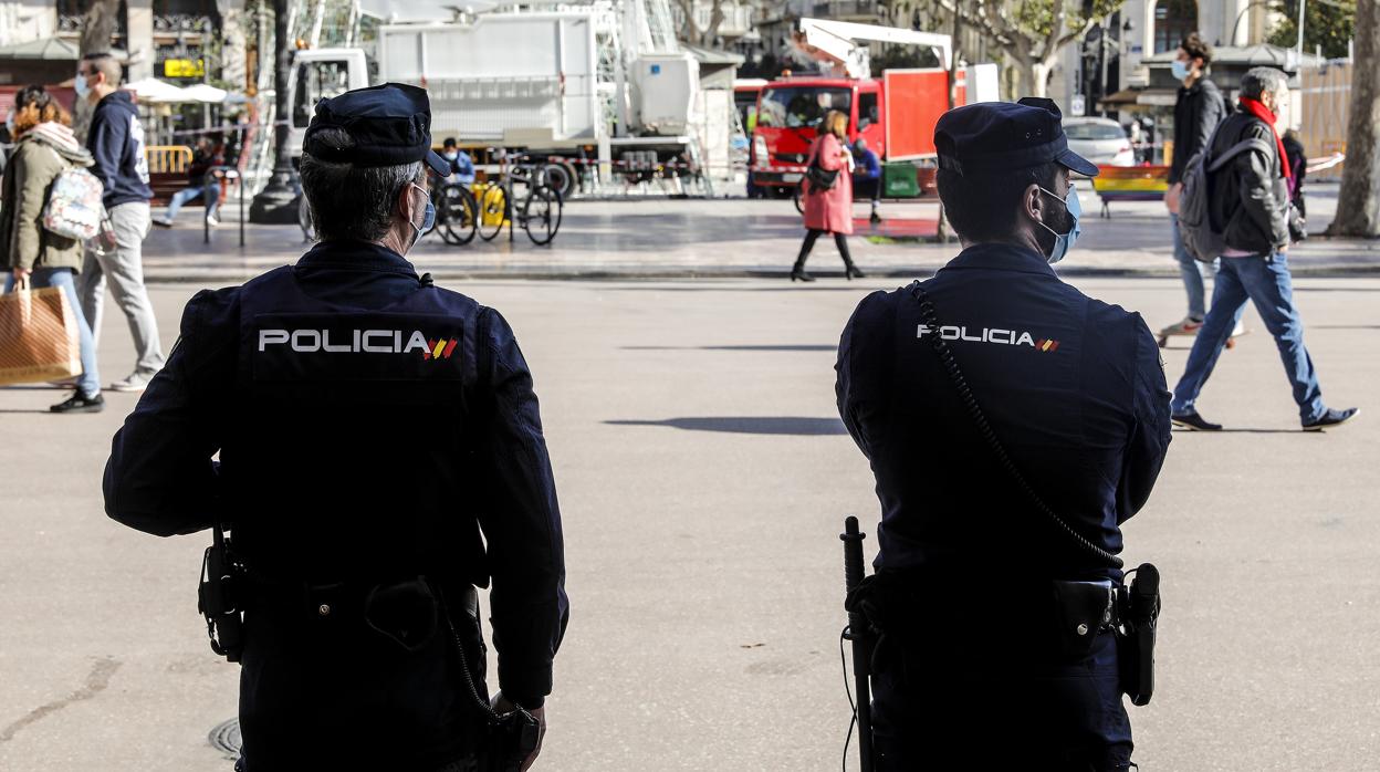 Dos agentes de la Policía Nacional en tareas de vigilancia en Valencia