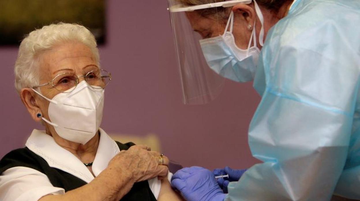 Araceli, una mujer de 96 años, residente en el centro de mayores Los Olmos de Guadalajara capital, ha recibido la primera dosis de la vacuna en España