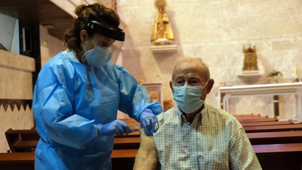 Áureo, de 88 años, el primer vacunado en Castilla y León