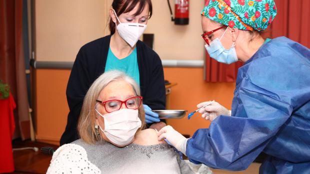 Emilia, de 80 años, primera vacunada contra el Covid en Aragón