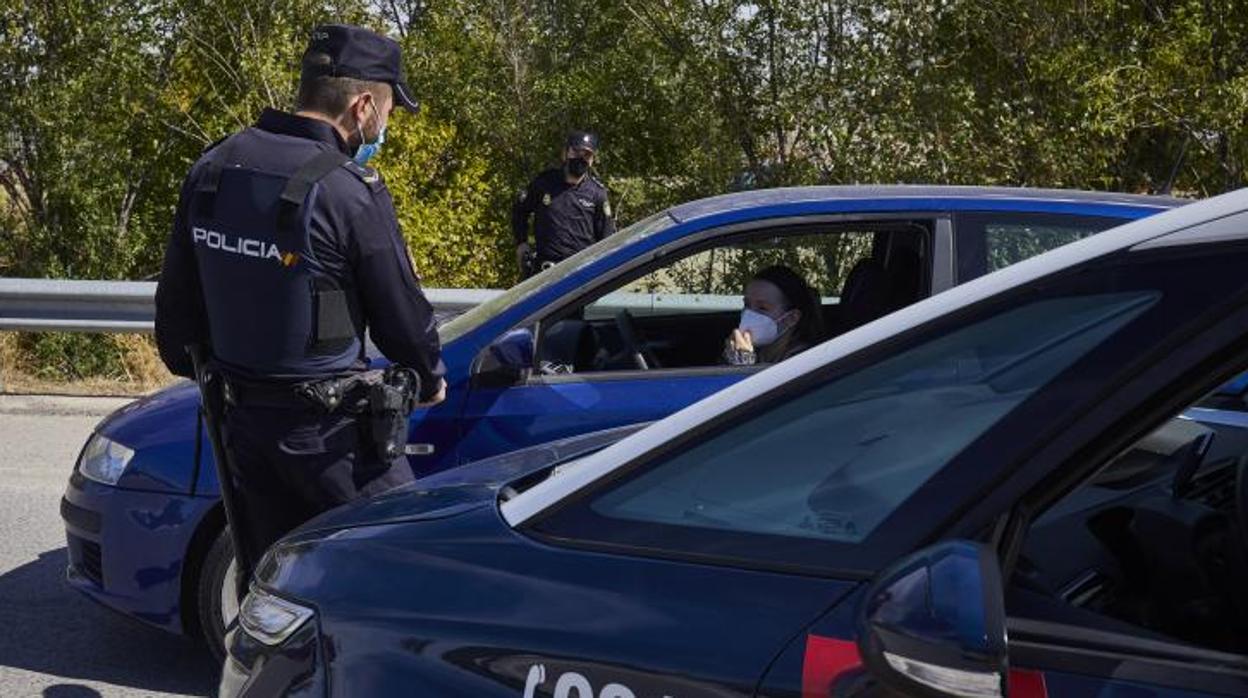 Control policial para vigilar las restricciones de movilidad en Madrid