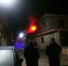 Un incendio quema dos viviendas en un pueblo de Segovia