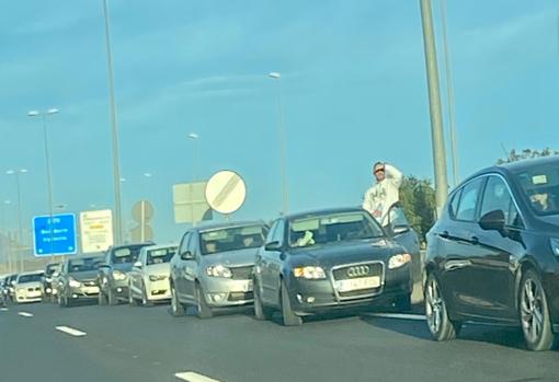 Uno de los conductores que ha salido de su coche durante la larga espera