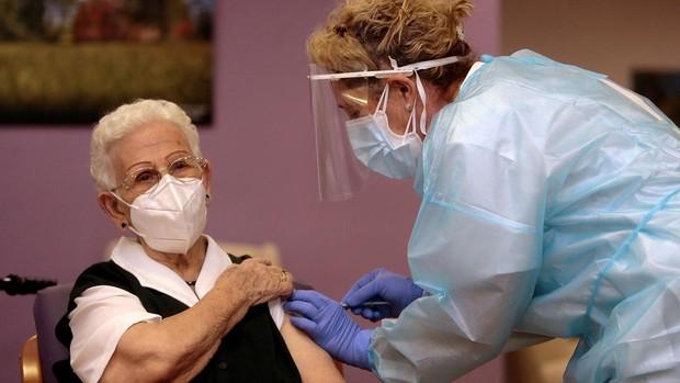 Araceli Hidalgo, de 96 años, la primera en recibir la vacuna en España: «Estoy bien. No he notado nada»