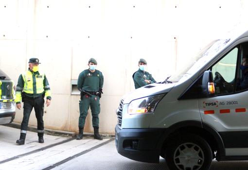 Efectivos de la Guardia Civil en una escolta de las dosis