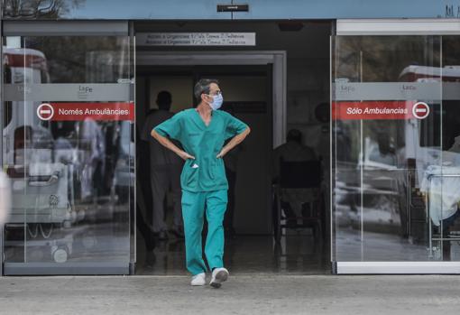 Imagen de personal sanitario a las puertas de Urgencias del Hospital La Fe de Valencia