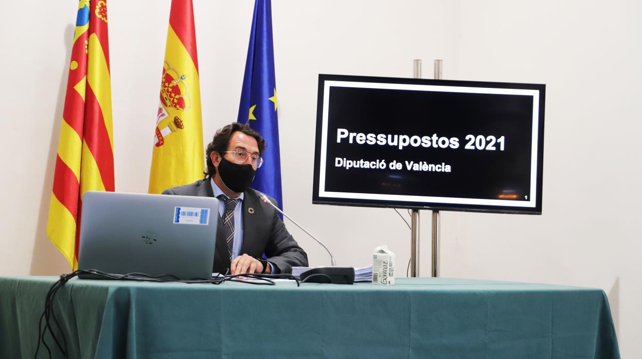 Imagen del diputado de Hacienda Vicent Mascarell presentando los presupuestos de la Diputación de Valencia