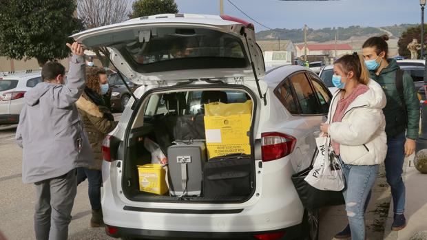 Castilla y León contrata taxis para llevar la vacuna del Covid a los pueblos de todas las provincias