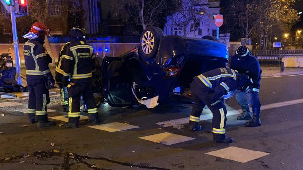 Herido leve un joven al perder el control de su coche y volcar en la plaza de República Argentina