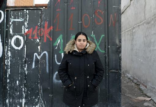 Zakia, de 17 años, frente a la puerta de su casa