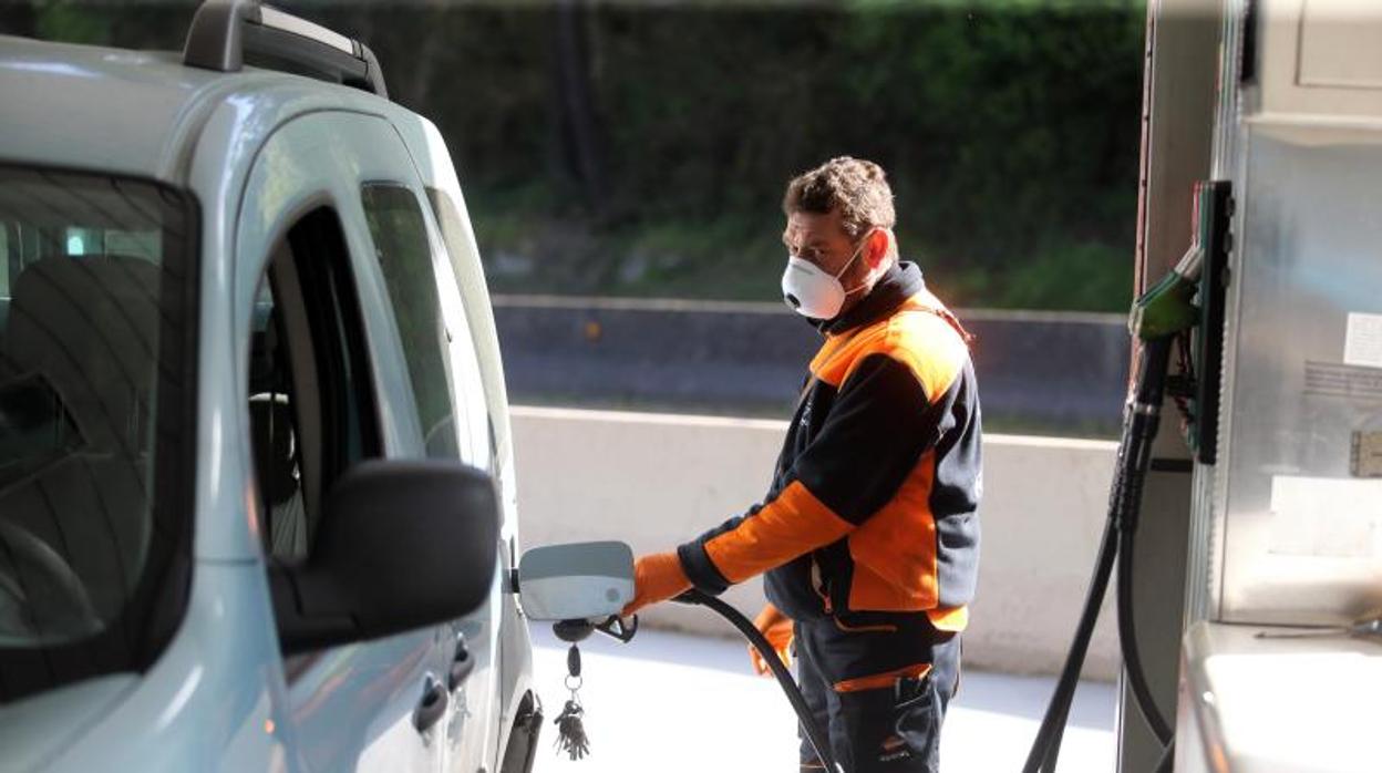 Un empleado de una gasolinera vierte combustible, en una imagen de archivo