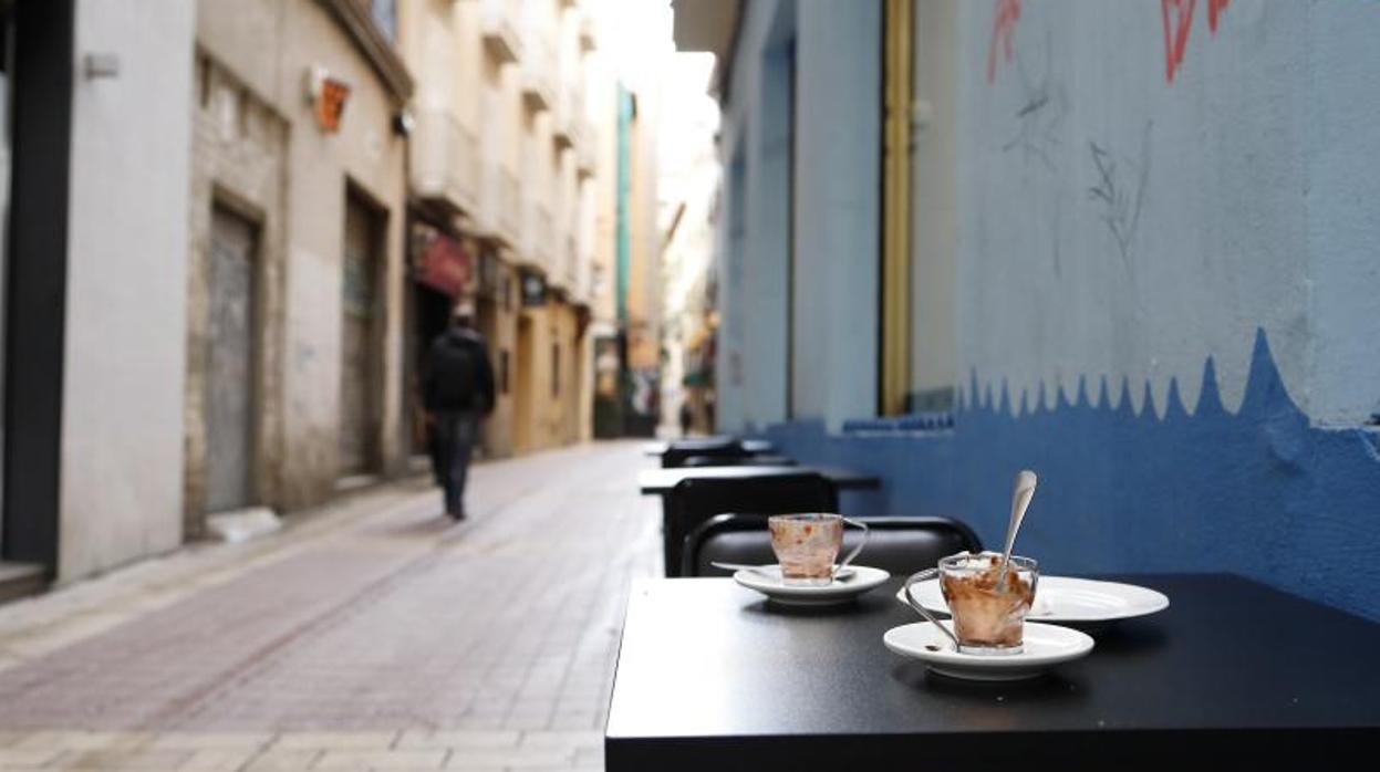 Hostelería y comercio son dos sectores especialmente azotados por la crisis del coronavirus. Sobre estas líneas, desangelada imagen del Tubo, zona emblemática de la hostelería zaragozana