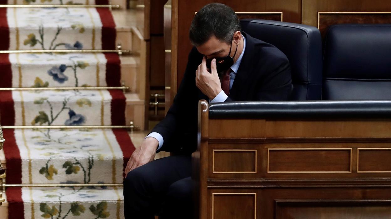 El presidente del Gobierno, Pedro Sánchez, durante la intervención del presidente de Vox Santiago Abascal, en la moción de censura