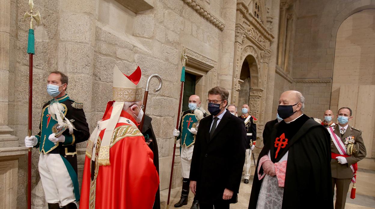 Saludo entre el Arzobispo de Santiago y el presidente de la Xunta, este miércoles en la Catedral compostelana