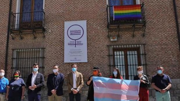 Un juzgado falla por primera vez contra una administración por colgar la bandera LGTBI
