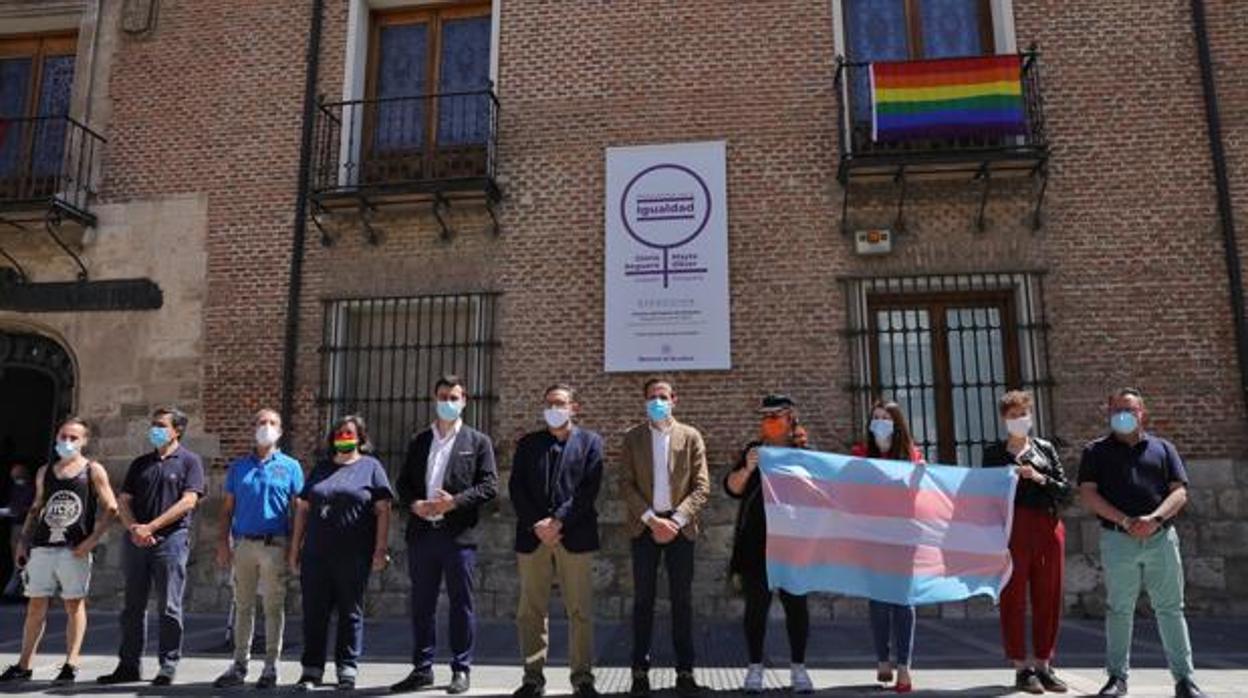 El presidente de la Diputación de Valladolid, Conrado Íscar, junto a otros miembros de la institución provincial y de colectivos LGTBI el dia de la colocación de la bandera