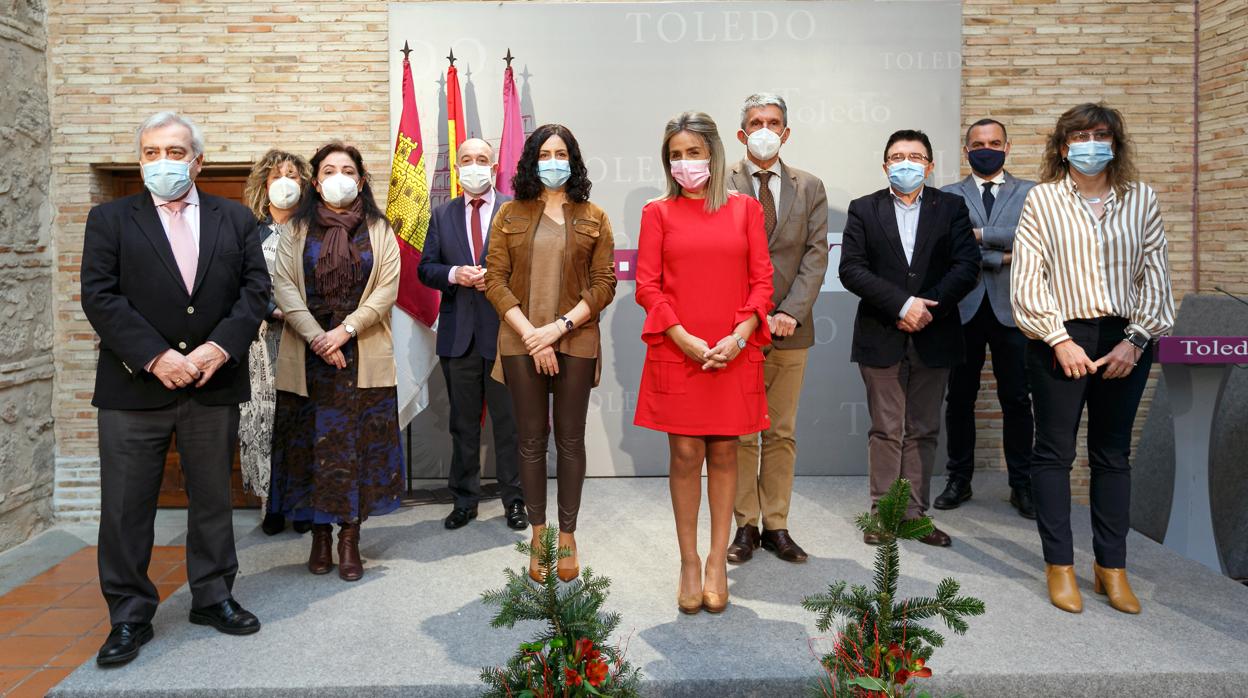 Milagros Tolón posa con su equipo de Gobierno tras la rueda de prensa del balance de gestión municipal