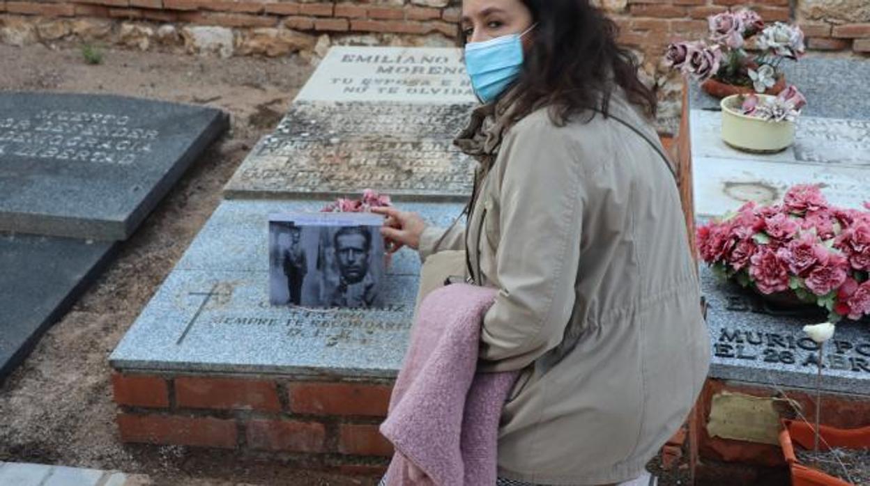 Familiar de uno de los enterrados en la fosa número 3 del cementerio de Guadalajara