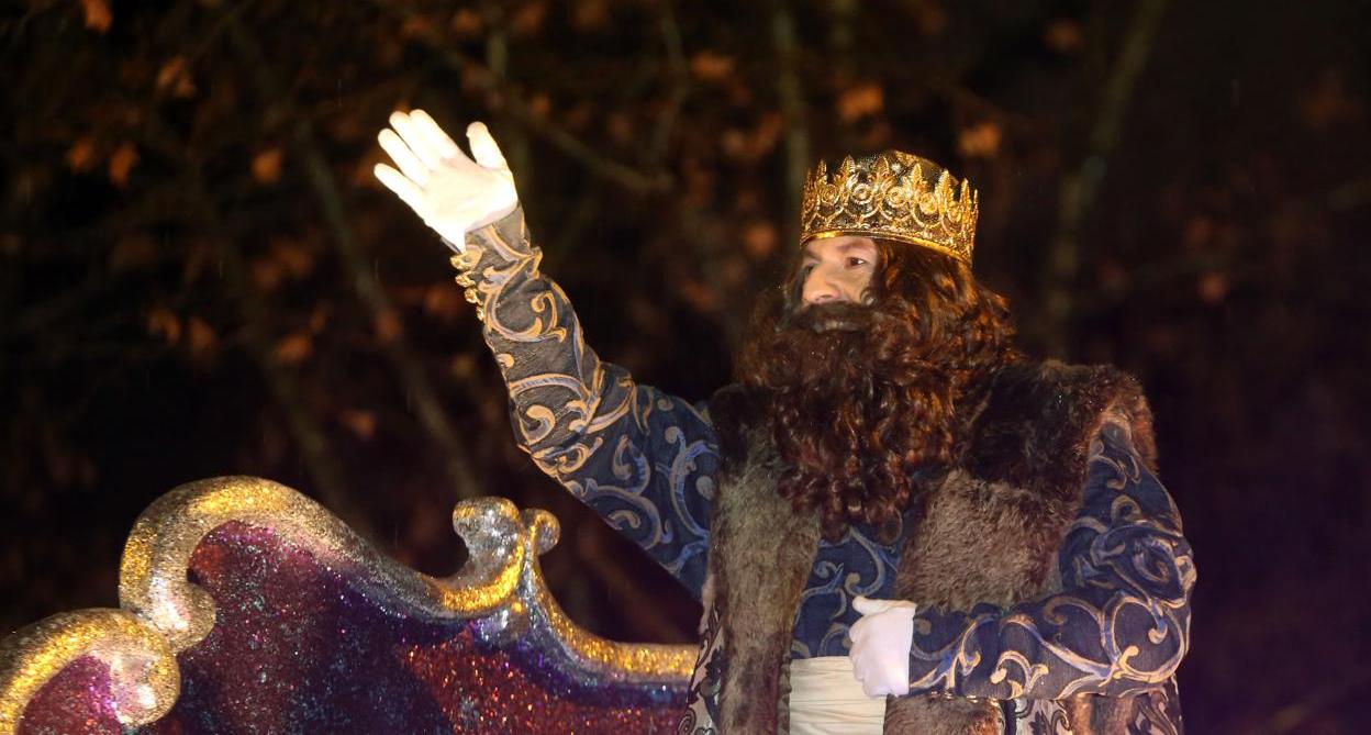 Foto de archivo del rey Melchor saludando a todos los niños desde su carroza