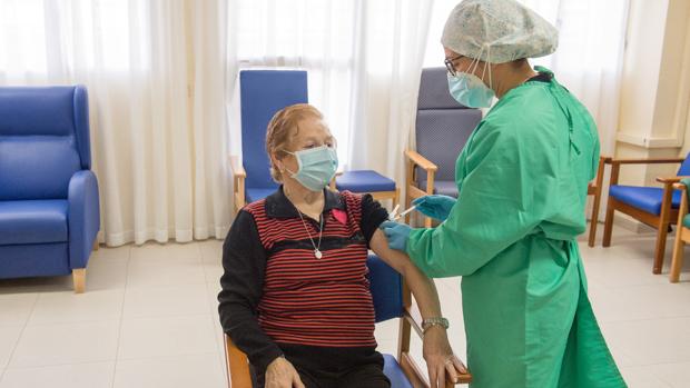 Socorro, de 82 años, vacunada contra la covid-19 en Torrijos: «¿Nerviosa? No, encantada»