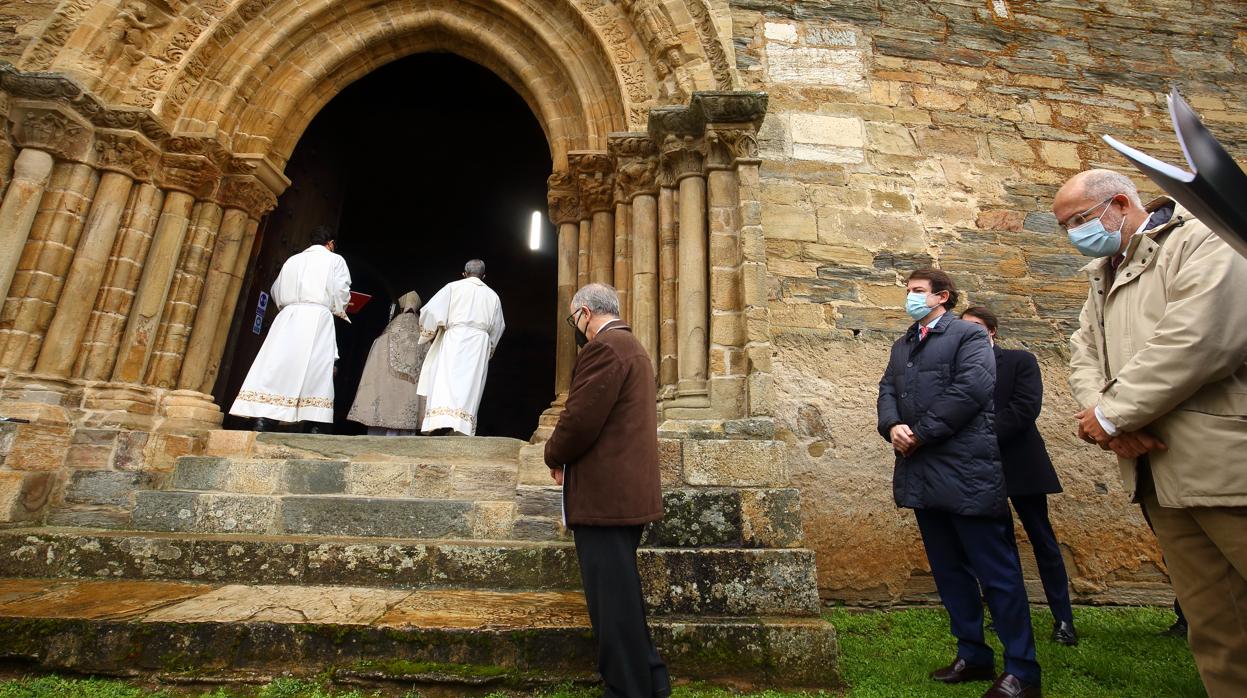 Mañueco e Igea en la apertura de la Puerta del Perdón de la iglesia de Santiago en Villafranca del Bierzo (León)