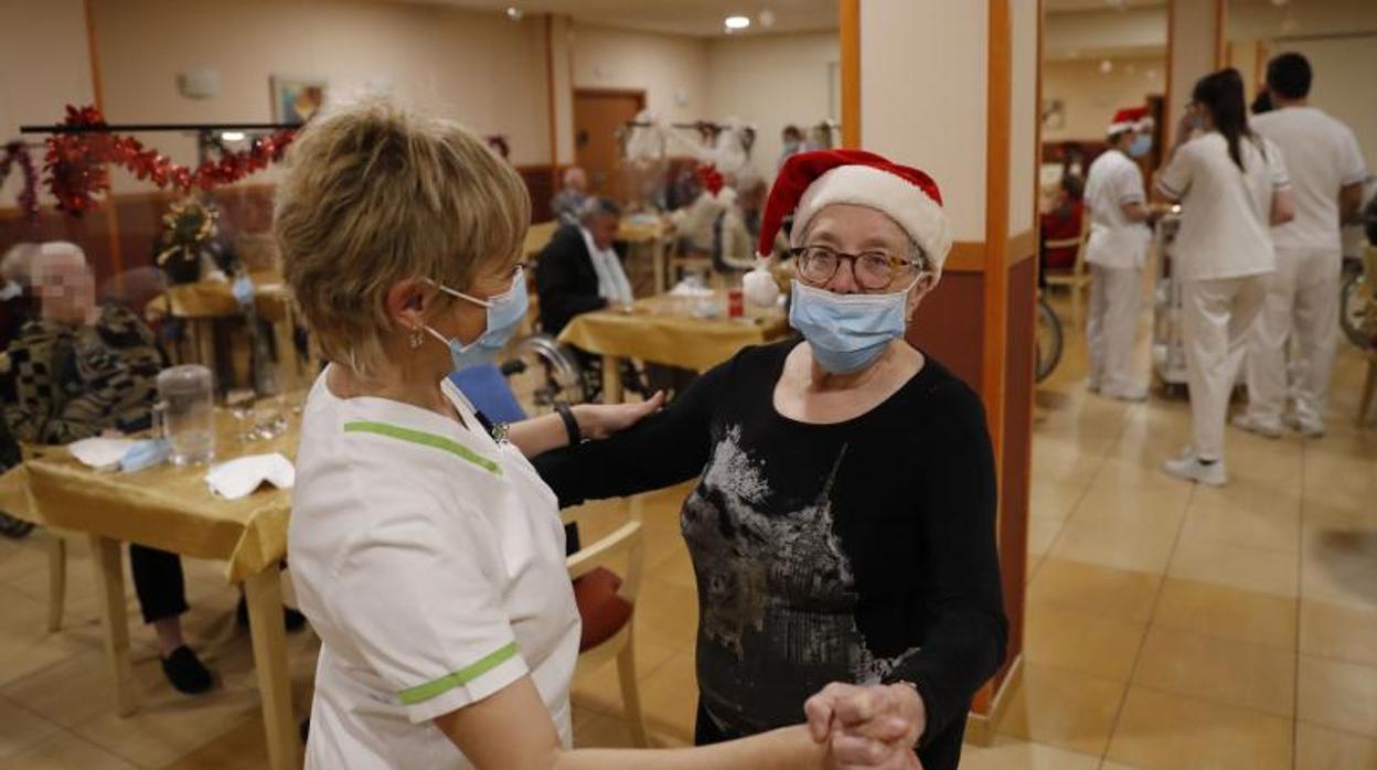 Los ancianos de las residencias gallegas celebrando la Navidad en una imagen de archivo