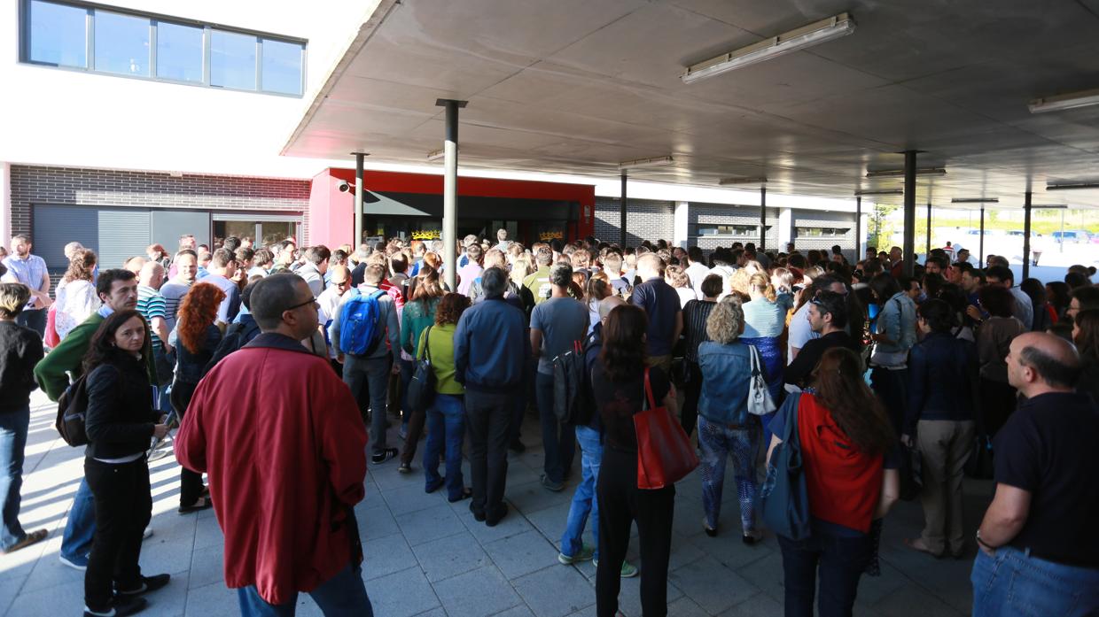 Aspirantes de una oposición esperan a acceder al examen en una imagen de archivo