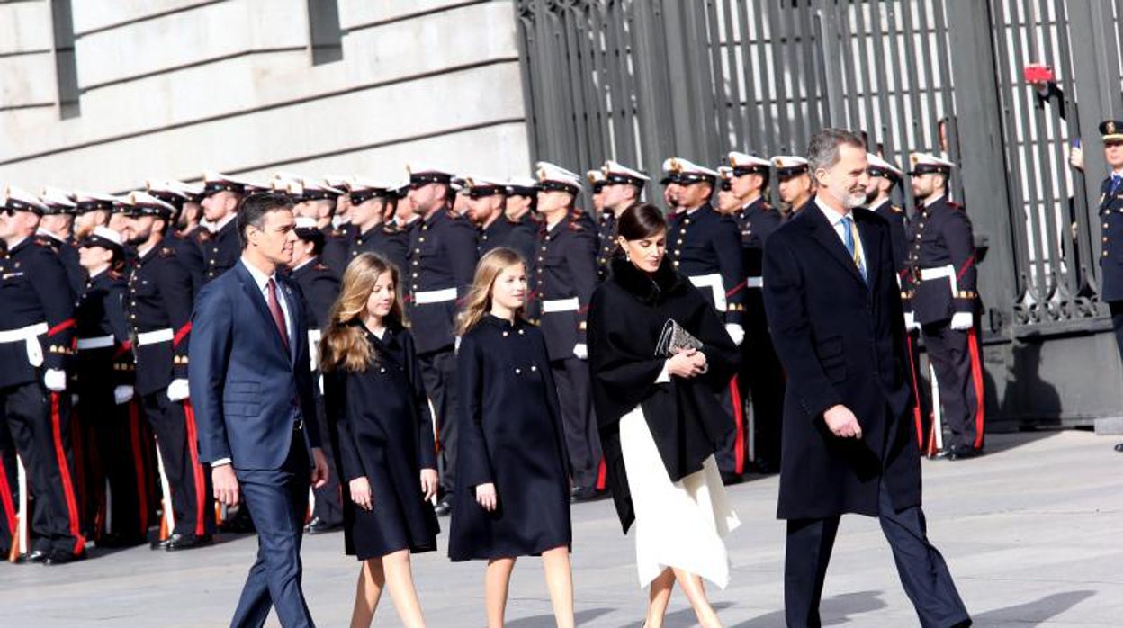 La Moncloa intenta capitalizar el proceso de renovación de la Monarquía