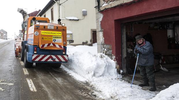 La nieve obliga a embolsar camiones en la AP-1 en Rubena y Miranda de Ebro (Burgos)