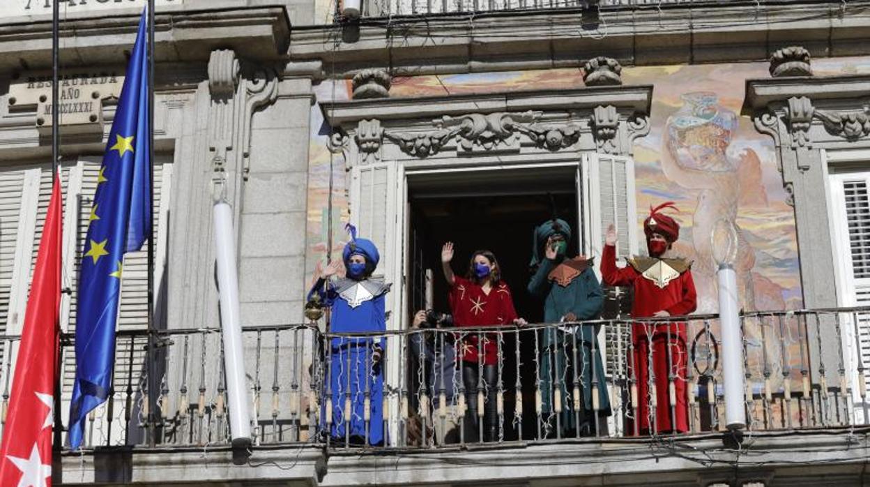 Los pajes reales y la delegada de Cultura del Ayuntamiento, Andrea Levy, saludan desde el balcón de la Casa de la Panadería
