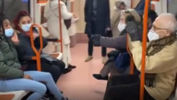 Nueva bronca en el Metro por el uso indebido de la mascarilla: «¡Tápate la nariz!»