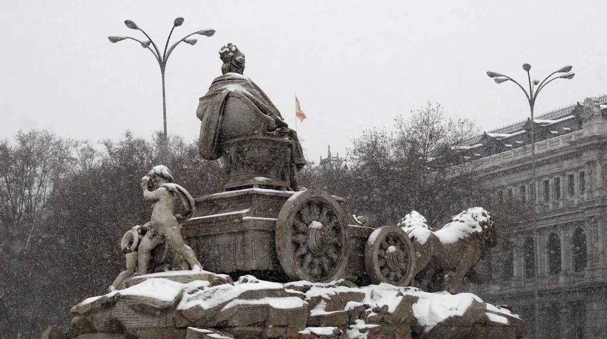 Vista de la fuente de La Cibeles, tras la fuerte nevada que ha caído en Madrid causada por el temporal Filomena