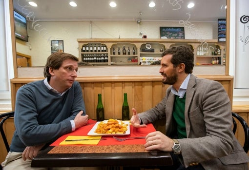 José Luis Martínez-Almeida y Pablo Casado, con unas bravas ayer en Madrid