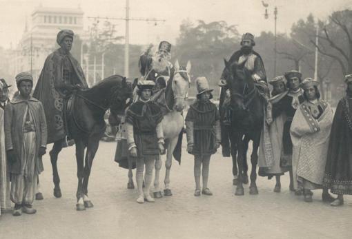 La cabalgata organizada por el Heraldo de Madrid a su paso por Cibeles en 1929