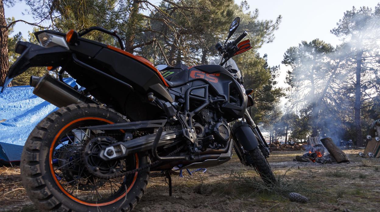 Imagen de una moto en la concentración «La Leyenda continúa» de Cantalejo