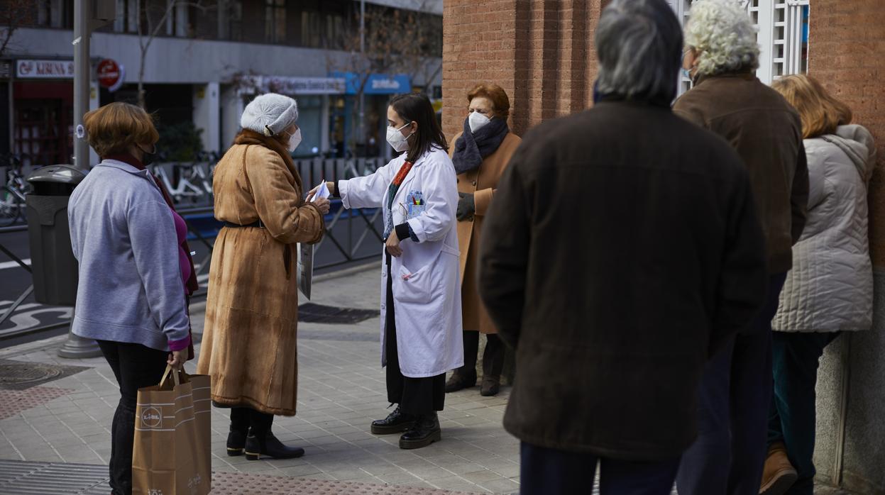 Vecinos de la zona de Andrés Mellado esperan, ayer, para entrar en el centro de salud