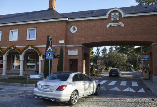Varios coches acceden a la urbanización de La Moraleja