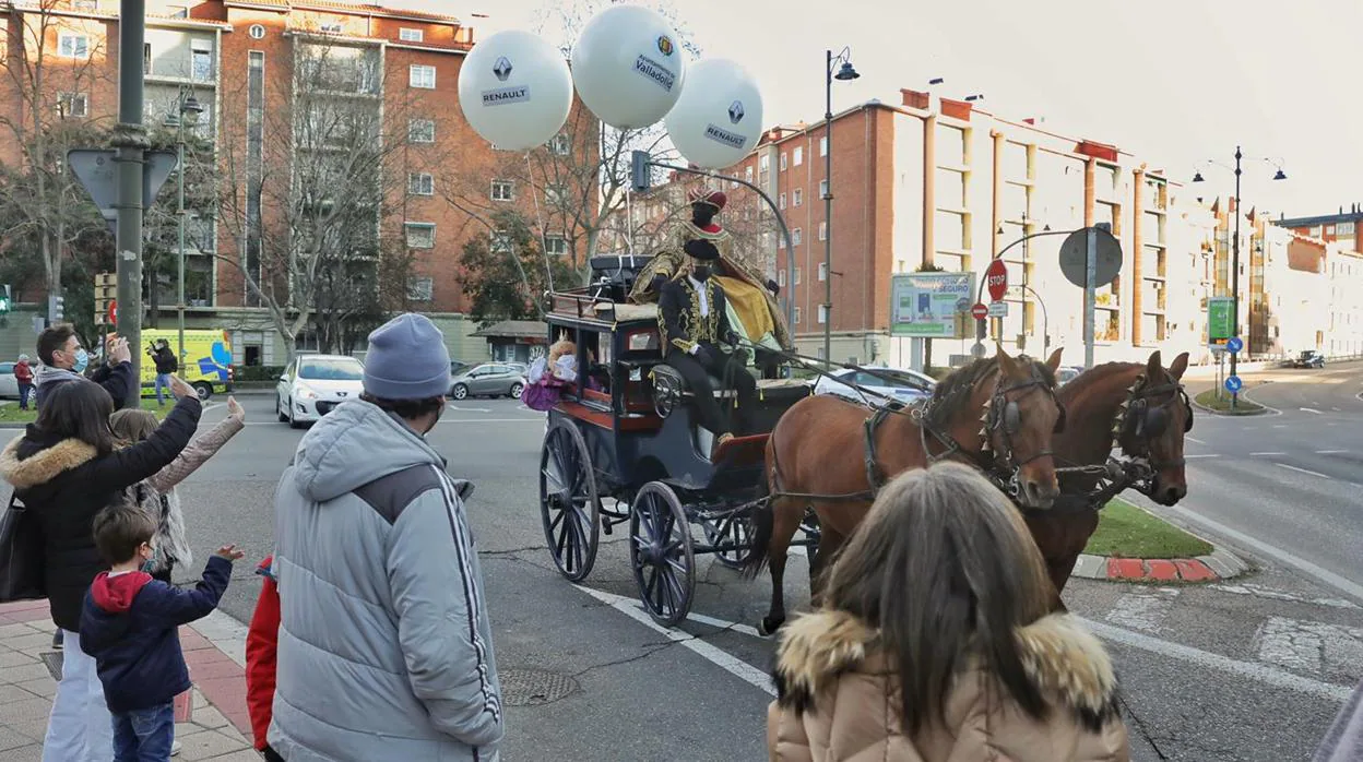 Desfile de los Reyes Magos por Valladolid subidos en una calesa