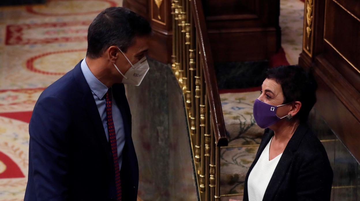 El presidente del Gobierno, Pedro Sánchez, y la portavoz de Bildu, Mertxe Aizpurua, en una imagen reciente en el Congreso