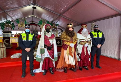 Dos agentes junto a los Reyes Magos en su carpa