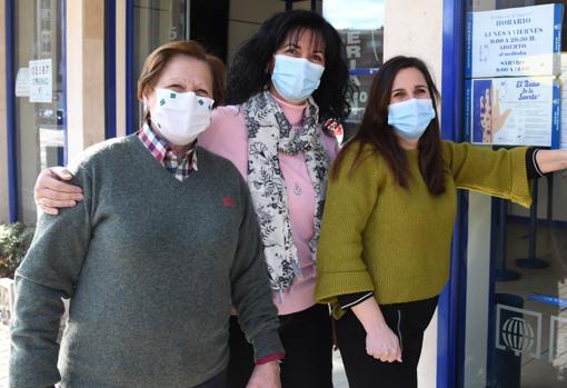 Ruth, lotera del Búho de la Suerte, en Burgos, festeja junto a su familia la venta de un tercer premio