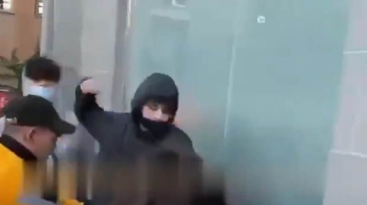 Captura del vídeo de la agresión, que se hizo viral en las redes