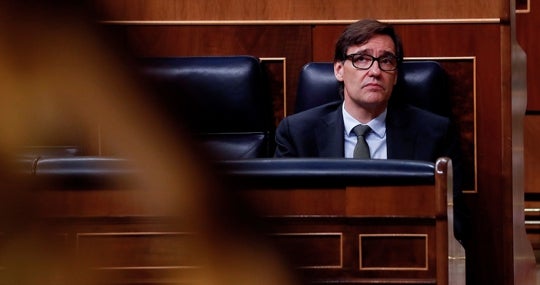 El ministro de Sanidad, Salvador Illa, en su escaño en el Congreso en una imagen de archivo