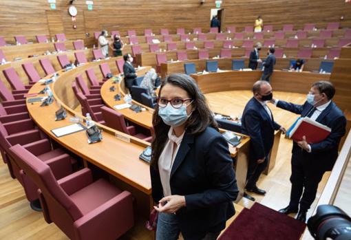 Mónica Oltra, con Ximo Puig y Rubén Martínez Dalmau (Podem) a su espalda, en les Corts Valencianes